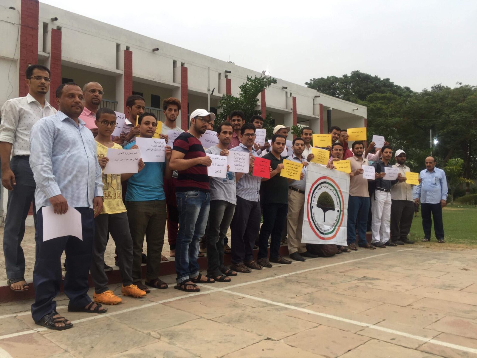 وقفة احتجاجية لطلاب اليمن في عليجار  للمطالبة بالمستحقات