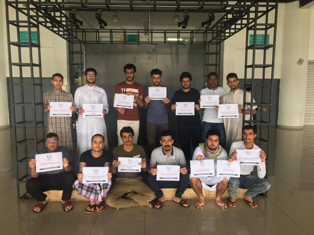 طلبة اليمن في ماليزيا يحتجون في مبنى السفارة ويتوعدون بالمزيد